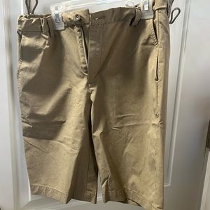 Boys Vineyards Vines performance. Great condition. Size 16.